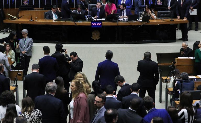 Câmara aprova urgência para votar projeto que cria Bancada Cristã