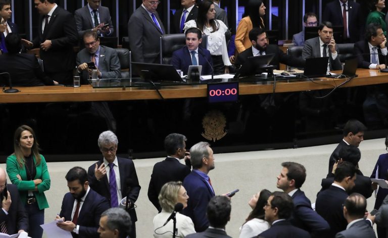 Câmara derruba voto secreto em PEC da Blindagem por falta de quórum