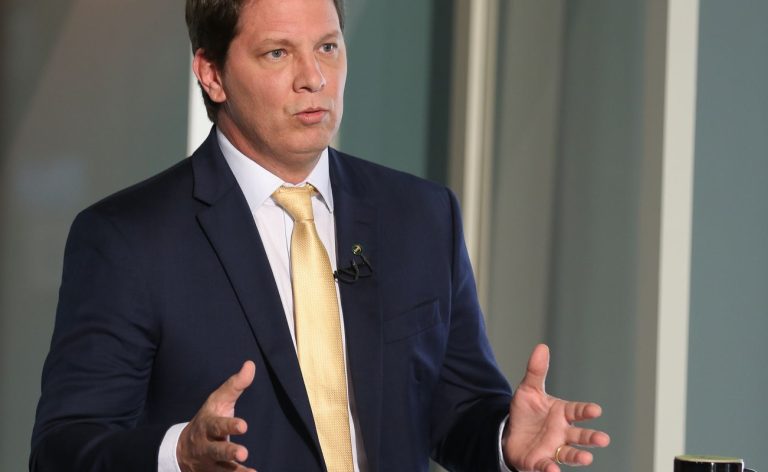 Câmara informa a Dino que Frias viajou ao exterior sem autorização