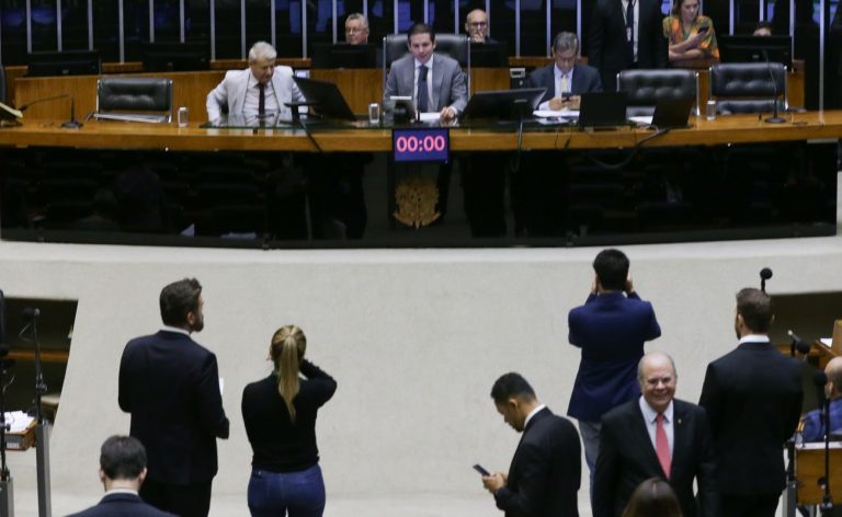 Câmara pode votar hoje projeto com novas regras para devedor contumaz