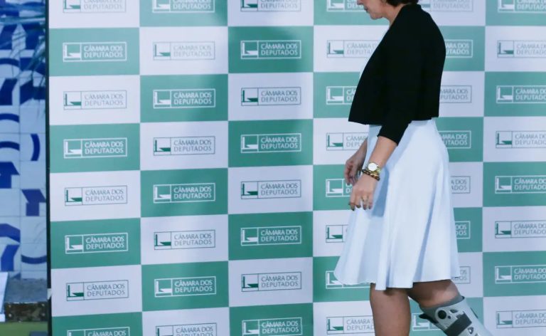 Câmara rejeita cassação da deputada Carla Zambelli