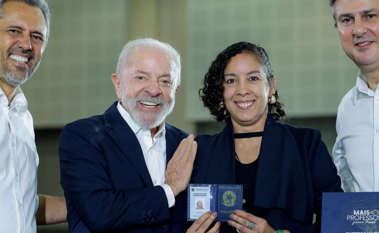 Carteira Docente é documento que valoriza profissão, diz professora