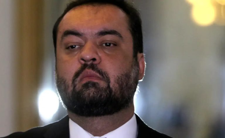 Castro desiste de candidatura ao Senado após ser alvo de ações da PF