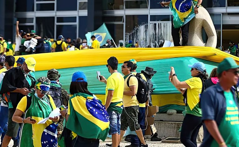 Cientista político vê onda bolsonarista enfraquecida após condenação