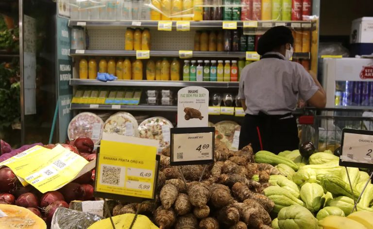 Comissão adia votação da PEC que reduz jornada para 40h e mantém 6x1