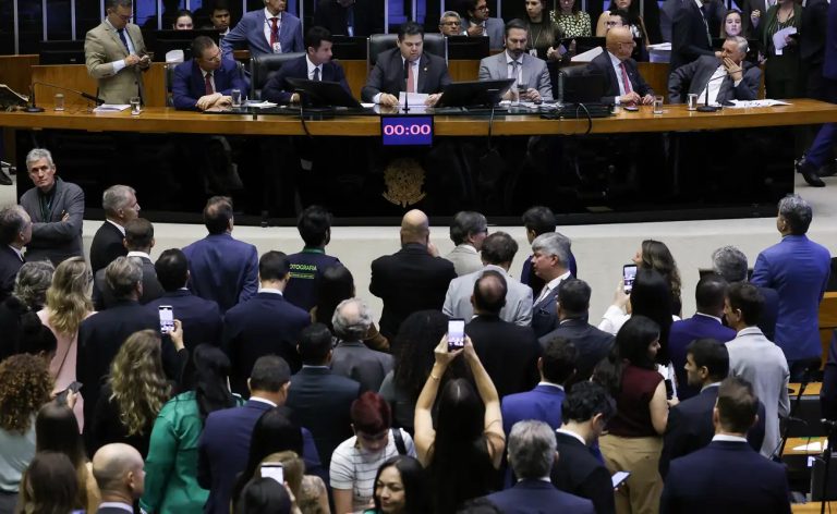 Congresso derruba 56 vetos ao PL do licenciamento ambiental