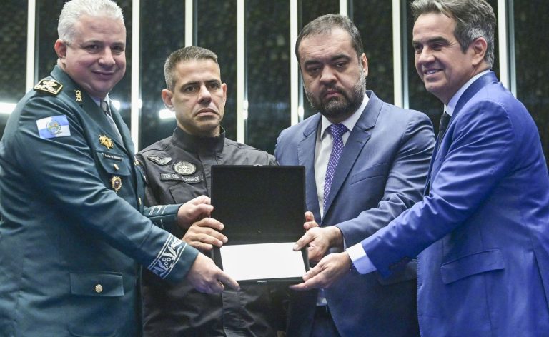 Congresso homenageia policiais mortos durante a Operação Contenção