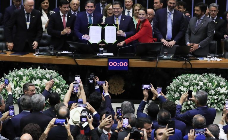 Congresso promulga PEC que muda regras para pagamento dos precatórios