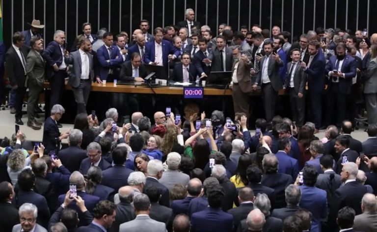 Corregedor da Câmara pede suspensão de 3 deputados envolvidos em motim