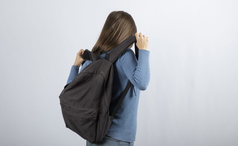 Crer orienta sobre riscos das mochilas pesadas – Portal Goiás