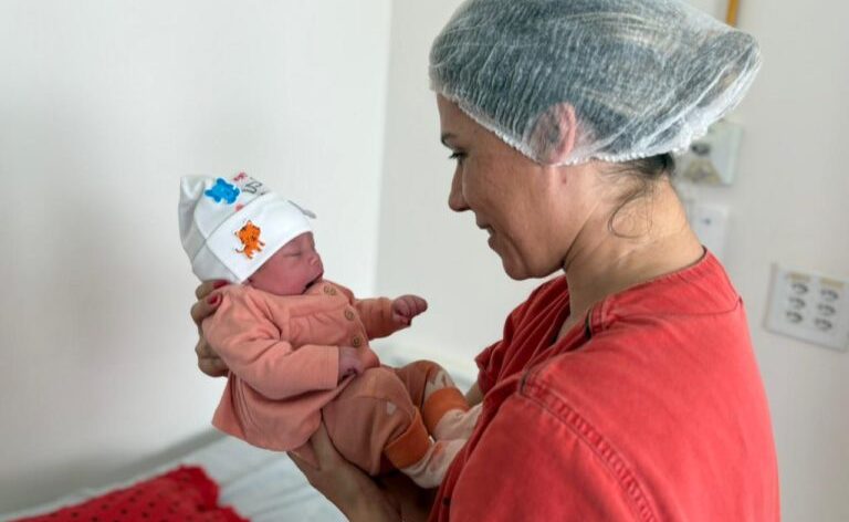 Profissional do HEF participa de momento especial com o recém-nascido durante ação especial
