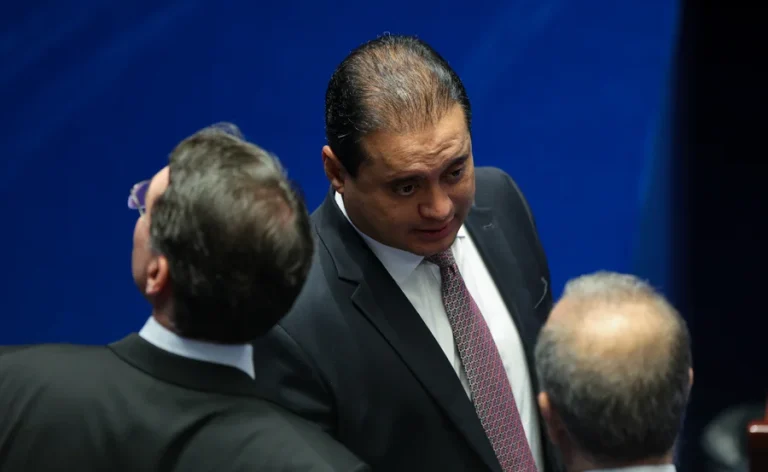 Davi-Alcolumbre-adia-a-pedido-Weverton-Rocha-a-votacao-do-Projeto-de-Lei-Complementar-PLP-1922023-que-unifica-em-oito-anos-o-prazo-de-inelegibilidade-de-politicos-condenados-com-base-na-l