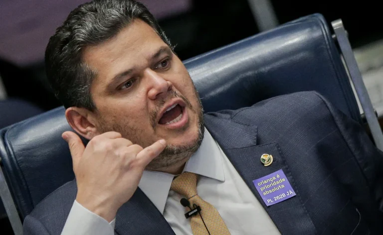 Davi-Alcolumbre-estampa-adesivo-com-a-frase-Crianca-e-prioridade-absoluta-PL-2628-ja.-Projeto-ECA-Digital-protecao-de-criancas-e-adolescentes-em-ambientes-digitais.-Adultizacao-infantil-F