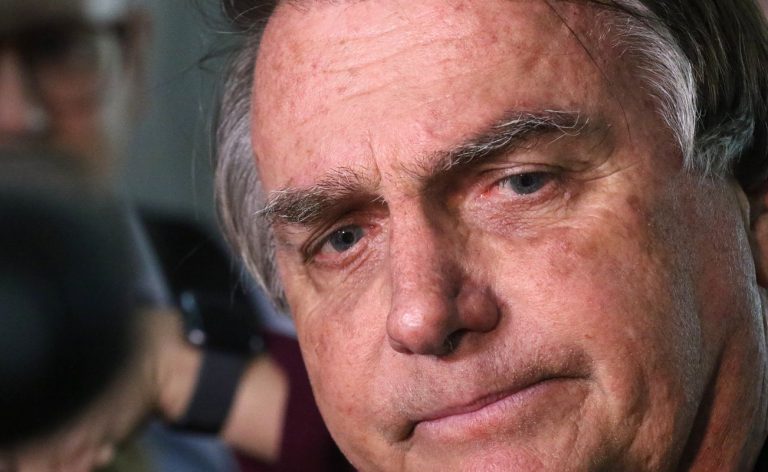 Defesa de Bolsonaro leva documento ao STF e pede revogação da prisão