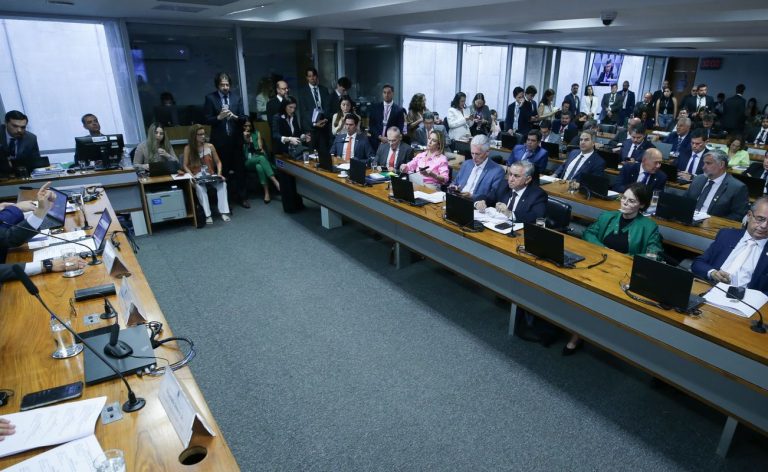 Deputado pede prisão de ex-presidente de entidade por silêncio em CPMI