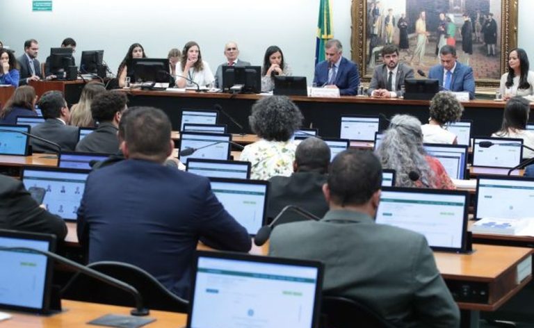 Deputados votam redução da maioridade penal em comissão  