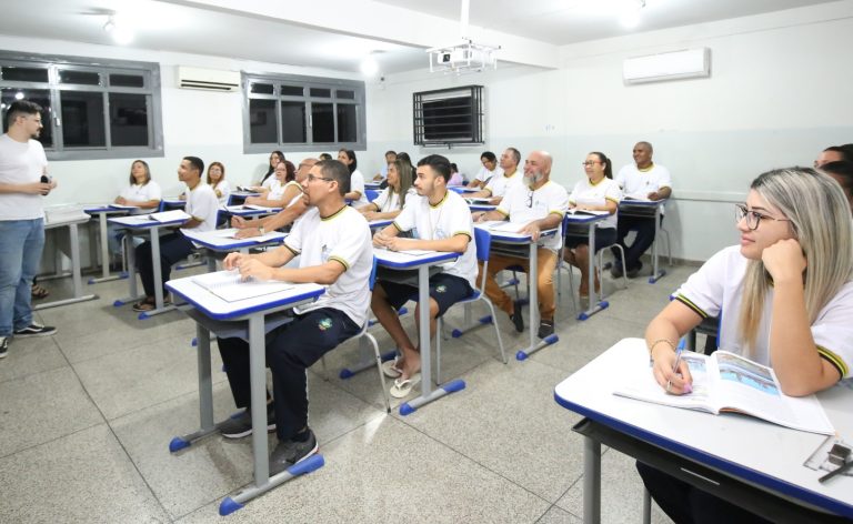 Matrículas para EJA poderão ser feitas a partir do próximo dia 22 - professor e alunos em sala de aula da EJA