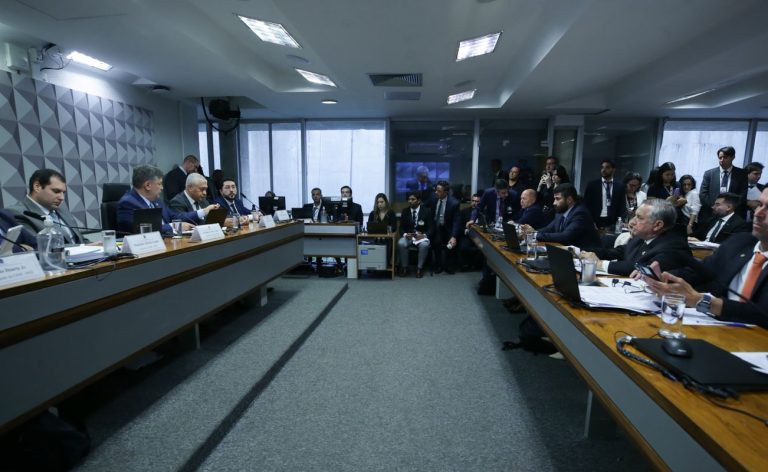 Dino autoriza silêncio de presidente de sindicato na CPMI do INSS