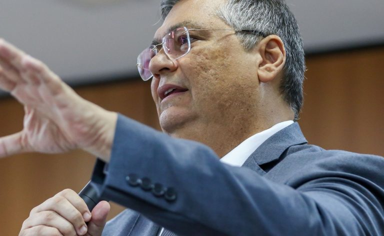 Dino dá 10 dias para Motta explicar trâmite do PL sobre adultização