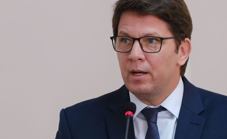 Dino dá prazo para Câmara explicar viagem internacional de Mario Frias