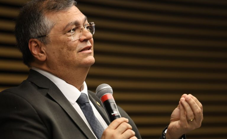 Dino determina publicação de quem recebe salário via emendas da saúde
