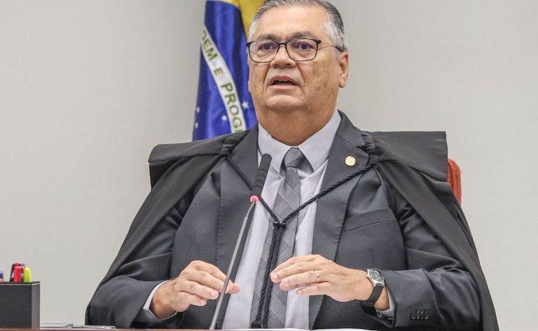 Dino manda investigar emendas para ONGs e filme sobre Bolsonaro