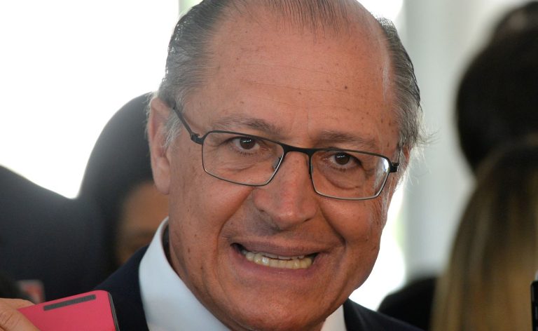 É factoide do clã Bolsonaro para desviar do caso Master, diz Alckmin