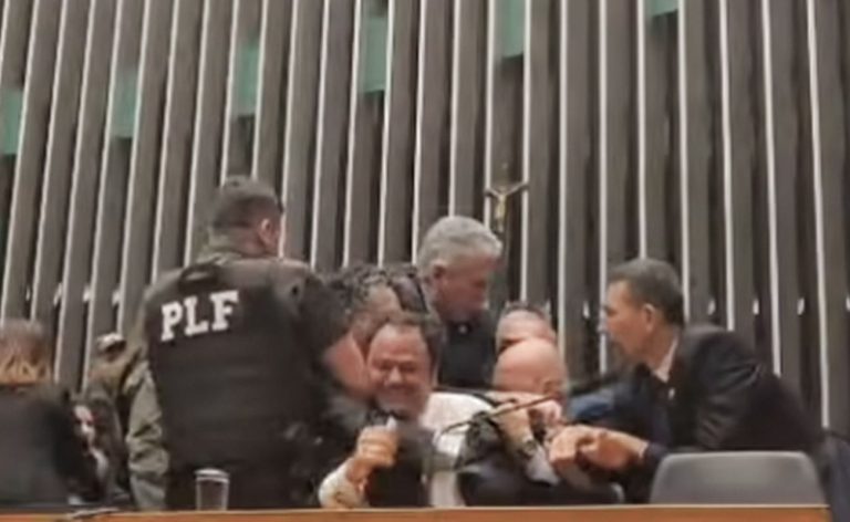 Entidades criticam retirada da imprensa na Câmara