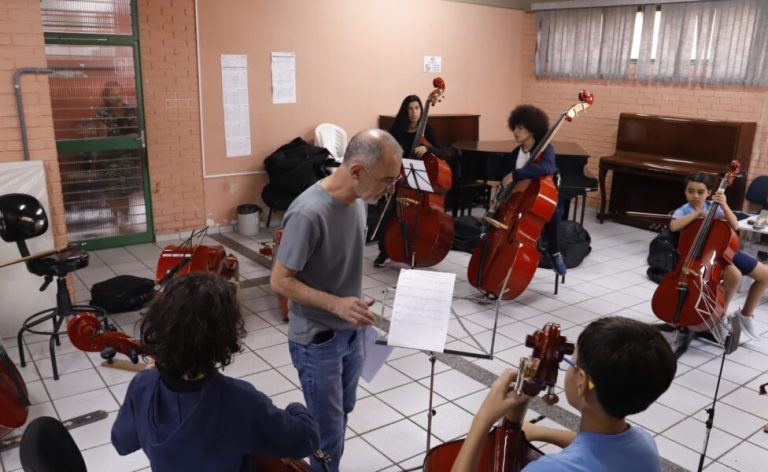 Escolas do Futuro de Goiás abrem mais de 240 vagas para formação artística em Catalão e Trindade - professor e alunos em aulas de música