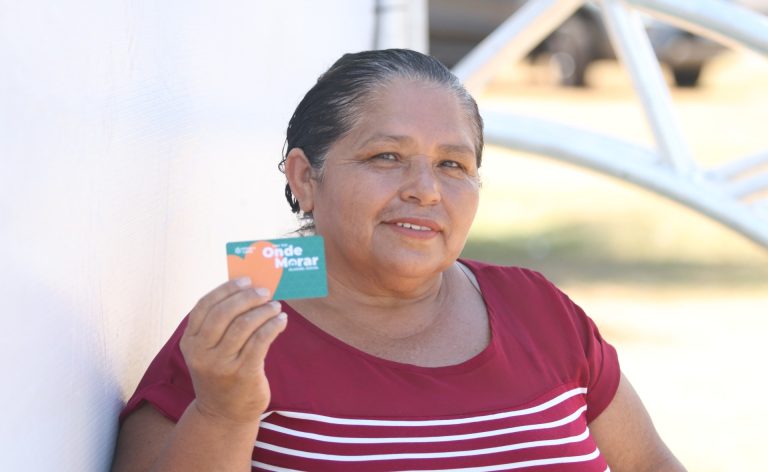 Escrituras e cartões do Aluguel Social são entregues à população no Nordeste goiano