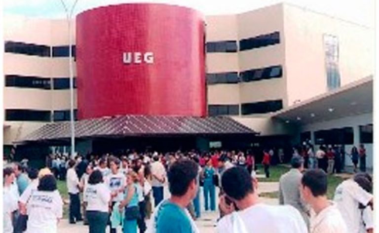 Está se preparando para Vestibular 2026/1 da UEG? Confira locais de prova - Prédio da UEG com alunos no pátio