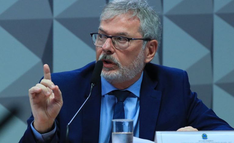 Ex-diretor do INSS nega vínculo político em depoimento à CPI
