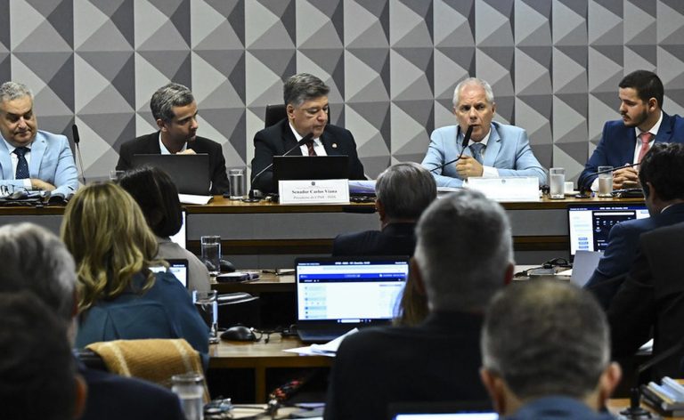 Ex-presidente do INSS se nega a responder perguntas de relator da CPI 