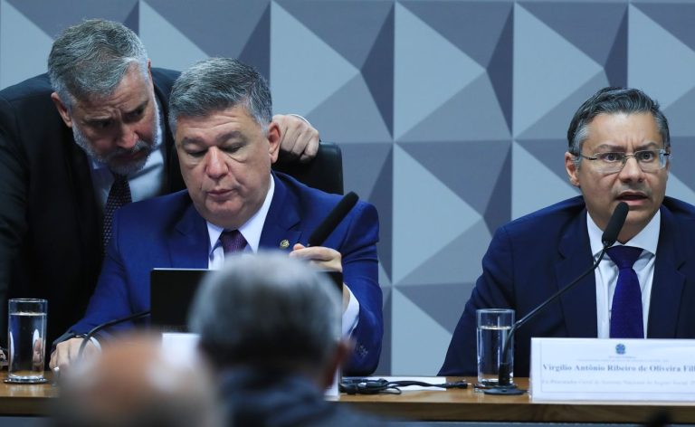 Ex-procurador do INSS não responde perguntas do relator na CPMI