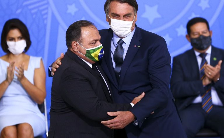 Flávio Dino autoriza investigação de Bolsonaro por crimes da pandemia