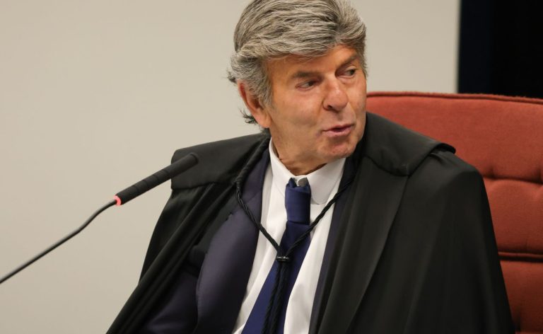 Fux defende delação de Cid, mas pede suspensão de ação contra Ramagem