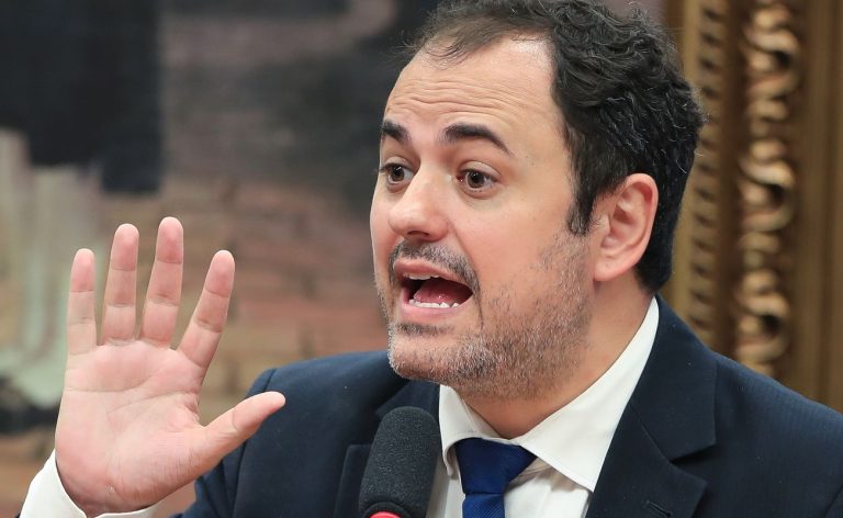 Glauber Braga é retirado à força após ocupar mesa da Câmara