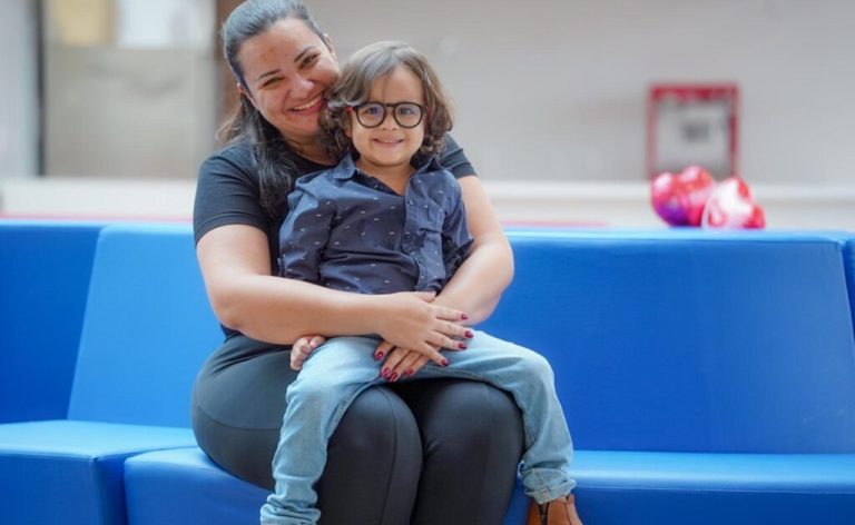 Goiás garante acesso integral ao diagnóstico e tratamento do câncer - Mãe com garotinho ao colo