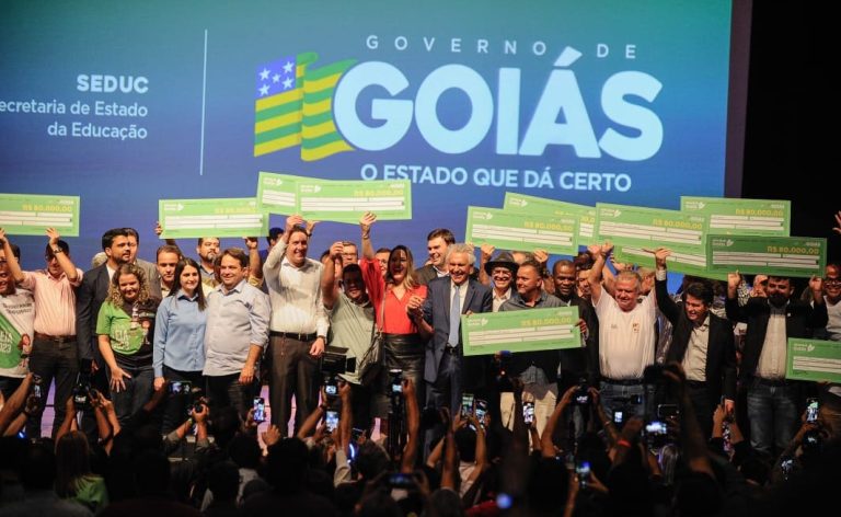 Governador sanciona lei que garante R$ 40 mil a professores de escolas contempladas com Prêmio Leia