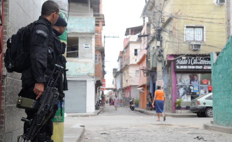 Governo do RJ terá que entregar vídeos da Operação Contenção em mídias