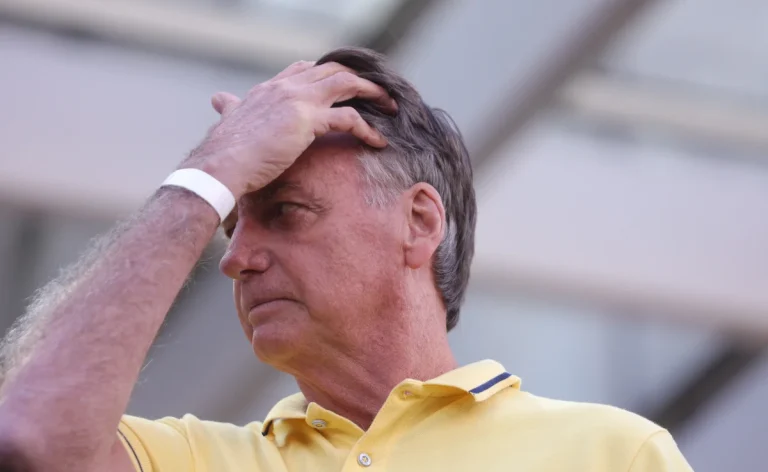 Jair-Bolsonaro-deixa-hospital-DF-Star-apos-serie-de-exames.-O-ex-presidente-segue-para-sua-residencia-no-condominio-Solar-de-Brasilia-no-Jd.-Botanico-onde-cumpre-prisao-domiciliar-Metropo