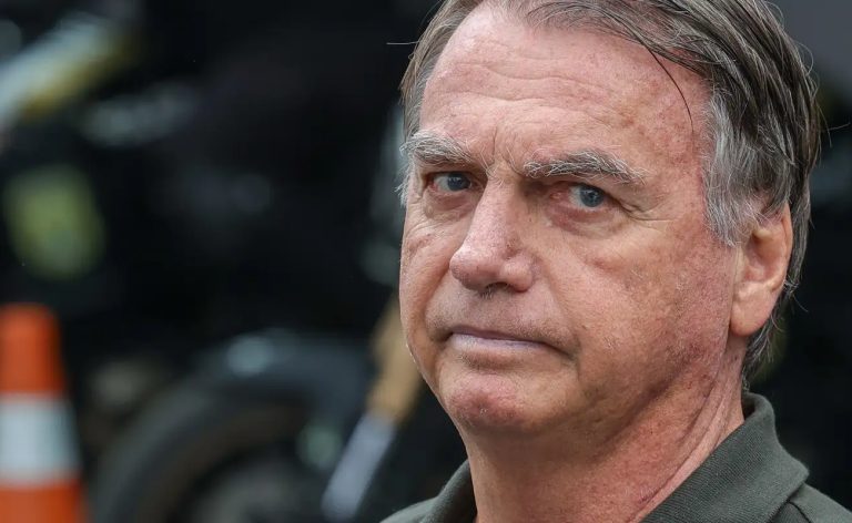 Jair Bolsonaro tem tontura, passa mal e passa a noite em hospital
