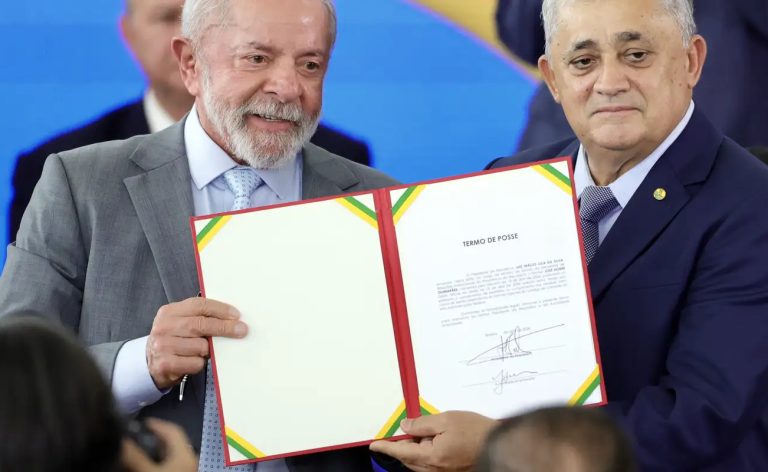 José Guimarães assume ministério e fala em "derrotar o fascismo"