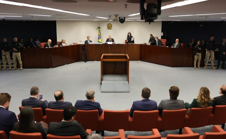 Julgamento de Bolsonaro e réus será retomado com voto de Carmen Lúcia