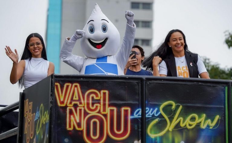 Vacina contra Influenza será liberada para toda população do estado a partir de 1º de junho - Zé Gotinha e equipe da saúde em trio elétrio pela cidade