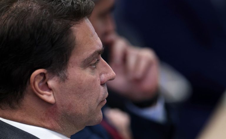 Líder do PT questiona no STF e na Câmara saída de Ramagem do país