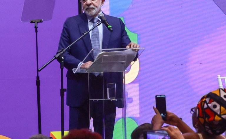 Lula abre conferência e sanciona ampliação da licença-maternidade