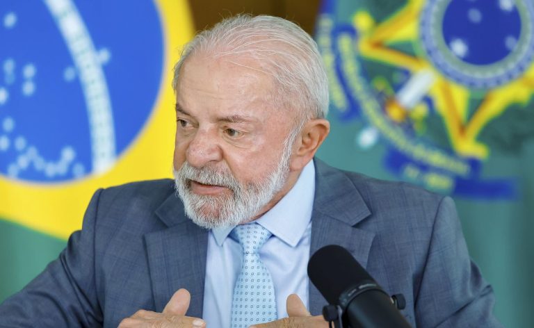 Lula afirma que mundo não dá direito a Trump ameaçar um país