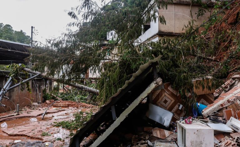 Lula assina MPs de apoio às vítimas das enchentes em Minas Gerais