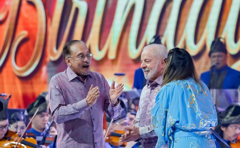 Lula completa 80 anos e se torna o primeiro octogenário no cargo